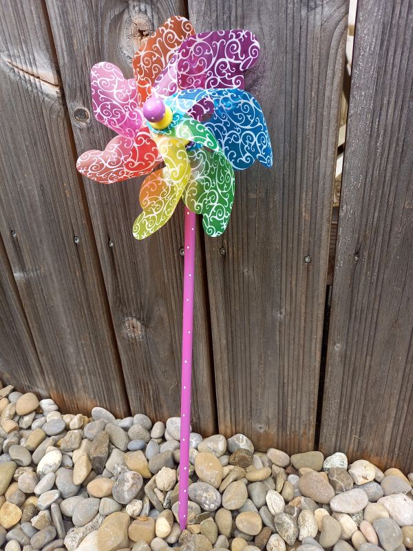 Windrad * 17 cm * Holzstil und -kugel handbemalt * Gartenstecker * Kinder * Deko * Regenbogen